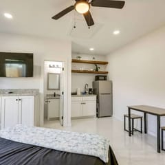 #7 | Modern SPI Beach Studio + Pool | Smart TV