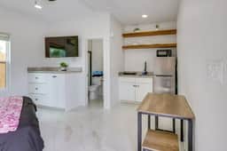 #10 | Clean Pet-Friendly Studio | Pool | Parking - Image 4