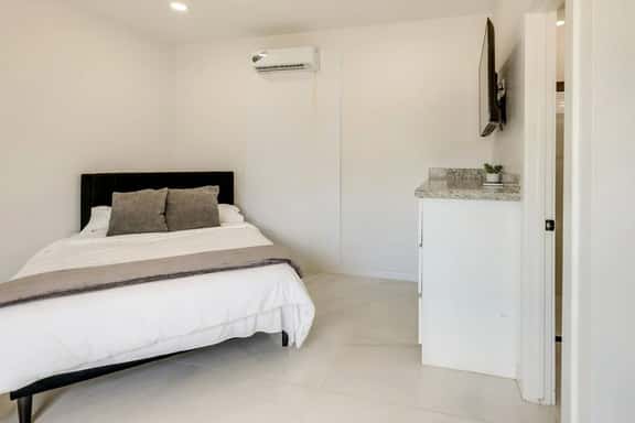 #3 | Island Time Studio + Pool | Near Beach | WiFi - Image 1