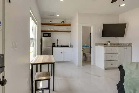 Studio 4 Modern South Padre Blocks to Beach or relax in the Pool - Apartment - Image 1