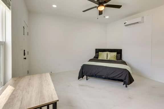 #5 | Boutique Coastal Studio | Pool WiFi | Parking - Image 1