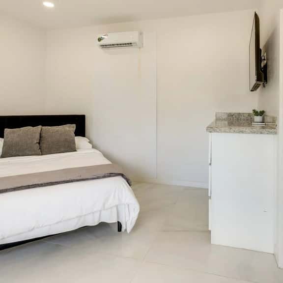 #3 | Island Time Studio + Pool | Near Beach | WiFi - Image 1