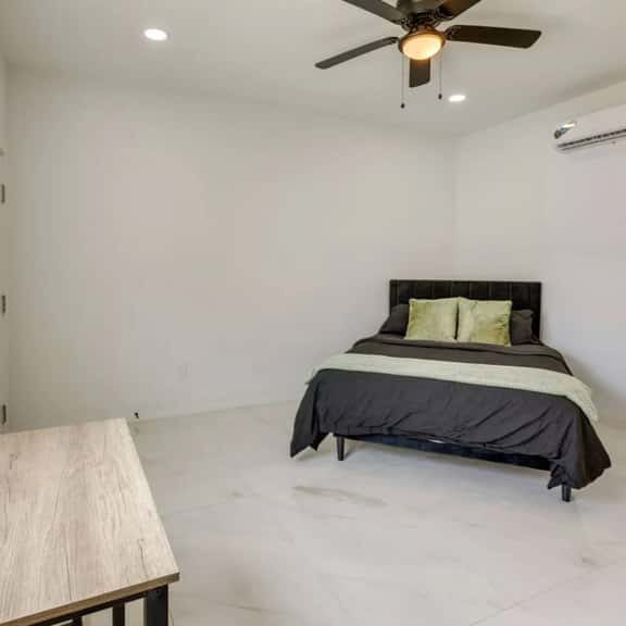 #5 | Boutique Coastal Studio | Pool WiFi | Parking - Image 1