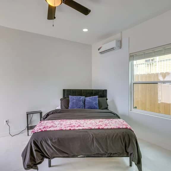 #10 | Clean Pet-Friendly Studio | Pool | Parking - Image 1