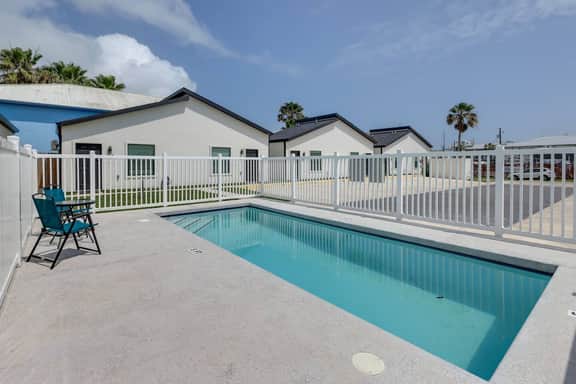 #11 | Boutique SPI Studio | Pool Walk2 Beach WiFi - Image 2