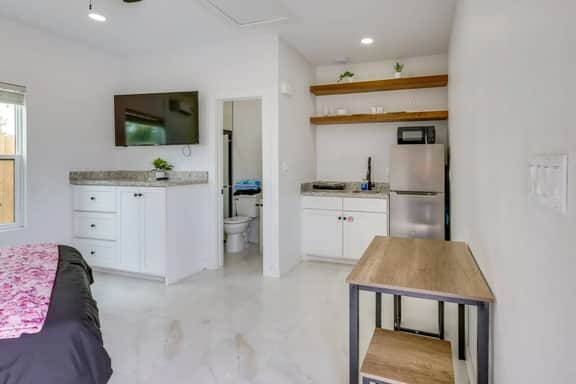 #10 | Clean Pet-Friendly Studio | Pool | Parking - Image 4