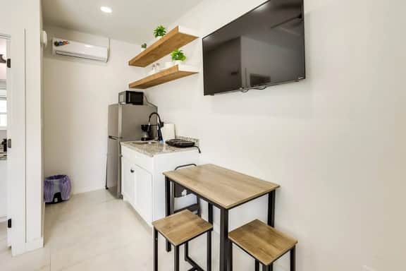 #10 | Clean Pet-Friendly Studio | Pool | Parking - Image 3