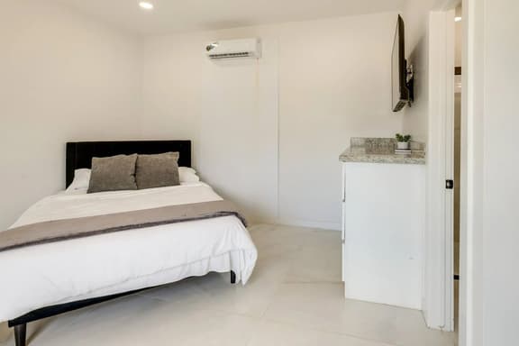#3 | Island Time Studio + Pool | Near Beach | WiFi - Image 1