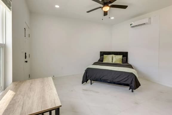 #5 | Boutique Coastal Studio | Pool WiFi | Parking - Image 1