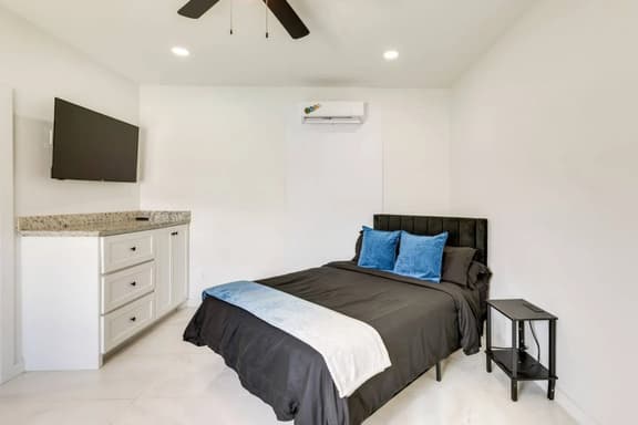 #6 | Beachbound Luxury Studio + Pool | WiFi - Image 1