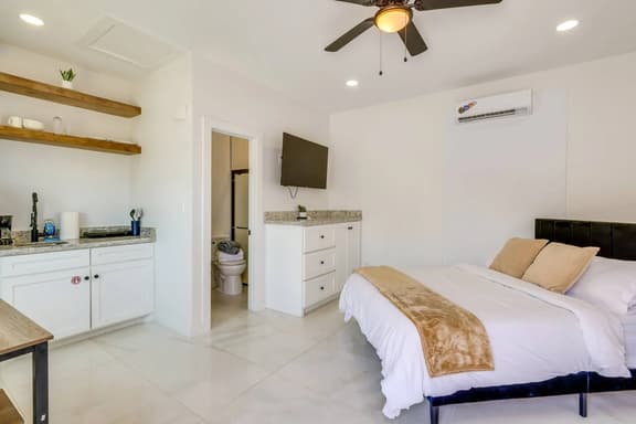 #13 | SPI Beach Escape | Modern Studio Pool | Pets - Image 1