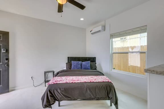 #10 | Clean Pet-Friendly Studio | Pool | Parking - Image 1