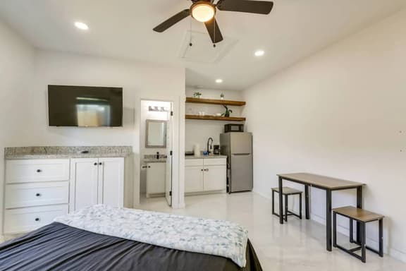 #7 | Modern SPI Beach Studio + Pool | Smart TV - Image 1